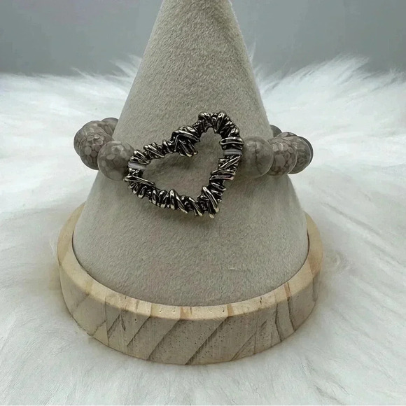 Delicate Stone Beads Hollow Heart Bracelet in Brown Gray - Picture 2 of 5